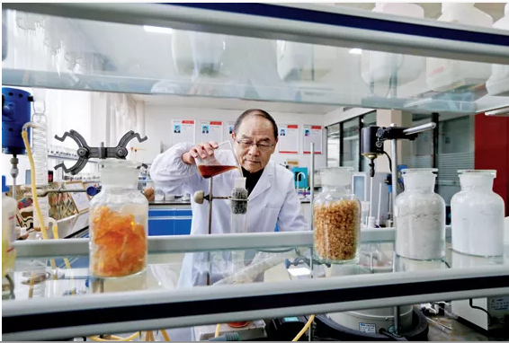 聘用高校科技人員做技術(shù)顧問(wèn)(王勉勵(lì) / 攝影) 聘用高校科技人員做技術(shù)顧問(wèn)(王勉勵(lì) / 攝影)